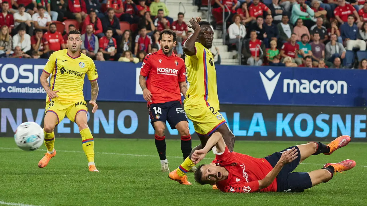 Diego Rico (16. Getafe CF), Rubén García (14. CA Osasuna), Djené Dakonam (2. Getafe CF) y Ante Budimir (17. CA Osasuna) durante el partido de La Liga EA Sports entre CA Osasuna y Getafe CF disputado en el estadio de El Sadar en Pamplona. IÑIGO ALZUGARAY