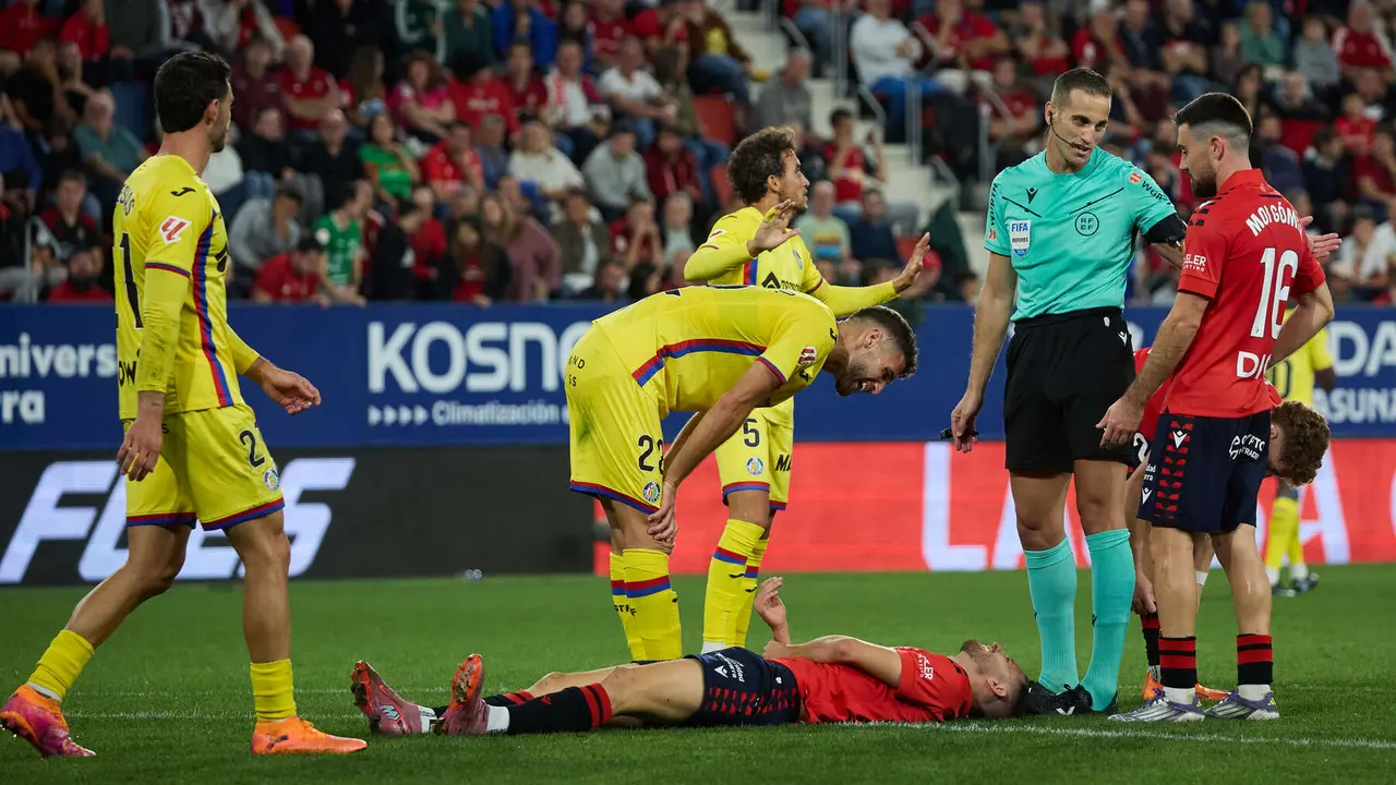 Raúl García (9. CA Osasuna) durante el partido de La Liga EA Sports entre CA Osasuna y Getafe CF disputado en el estadio de El Sadar en Pamplona. IÑIGO ALZUGARAY