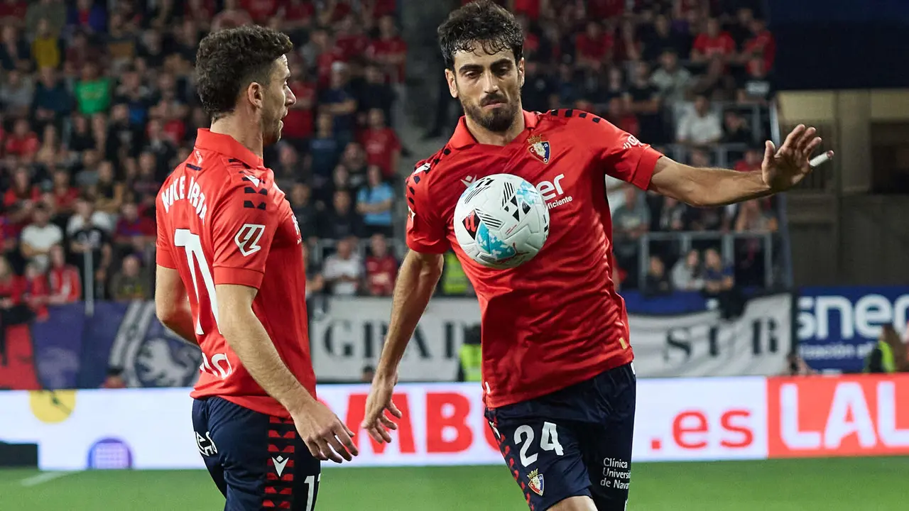 Kike Barja (11. CA Osasuna) y Alejandro Catena (24. CA Osasuna) durante el partido de La Liga EA Sports entre CA Osasuna y Getafe CF disputado en el estadio de El Sadar en Pamplona. IÑIGO ALZUGARAY