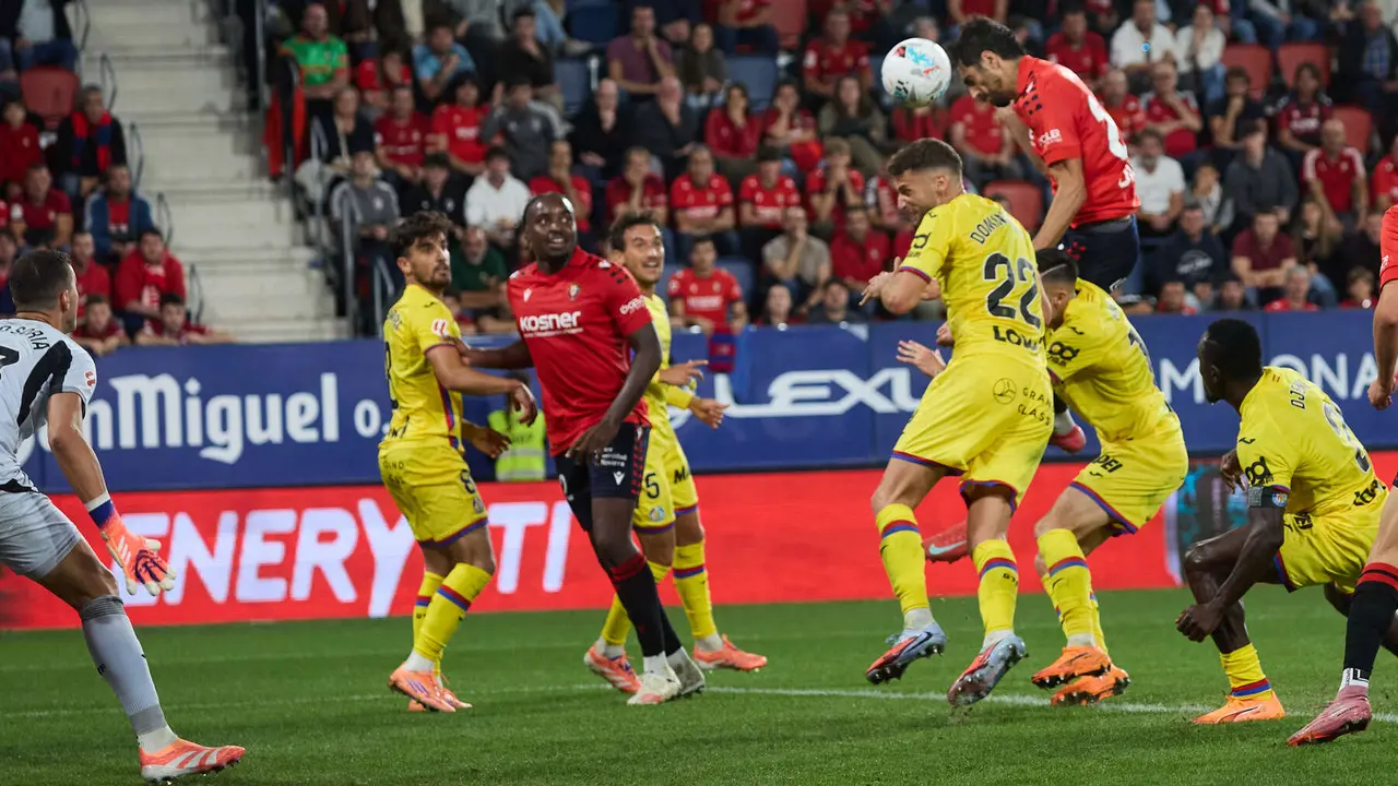 Los jugadores de Osasuna celebran el gol de Alejandro Catena (2-1) durante el partido de La Liga EA Sports entre CA Osasuna y Getafe CF disputado en el estadio de El Sadar en Pamplona. IÑIGO ALZUGARAY