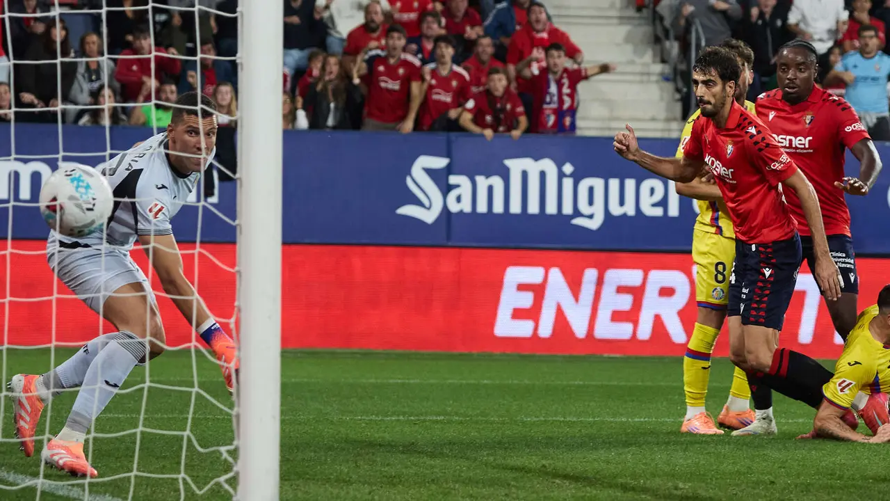 Los jugadores de Osasuna celebran el gol de Alejandro Catena (2-1) durante el partido de La Liga EA Sports entre CA Osasuna y Getafe CF disputado en el estadio de El Sadar en Pamplona. IÑIGO ALZUGARAY