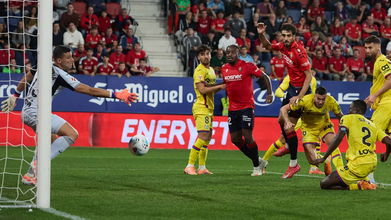 Los jugadores de Osasuna celebran el gol de Alejandro Catena (2-1) durante el partido de La Liga EA Sports entre CA Osasuna y Getafe CF disputado en el estadio de El Sadar en Pamplona. IÑIGO ALZUGARAY