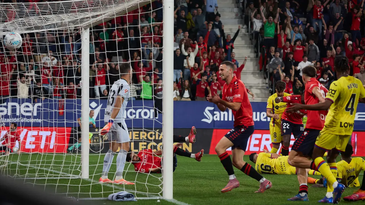 Los jugadores de Osasuna celebran el gol de Alejandro Catena (2-1) durante el partido de La Liga EA Sports entre CA Osasuna y Getafe CF disputado en el estadio de El Sadar en Pamplona. IÑIGO ALZUGARAY