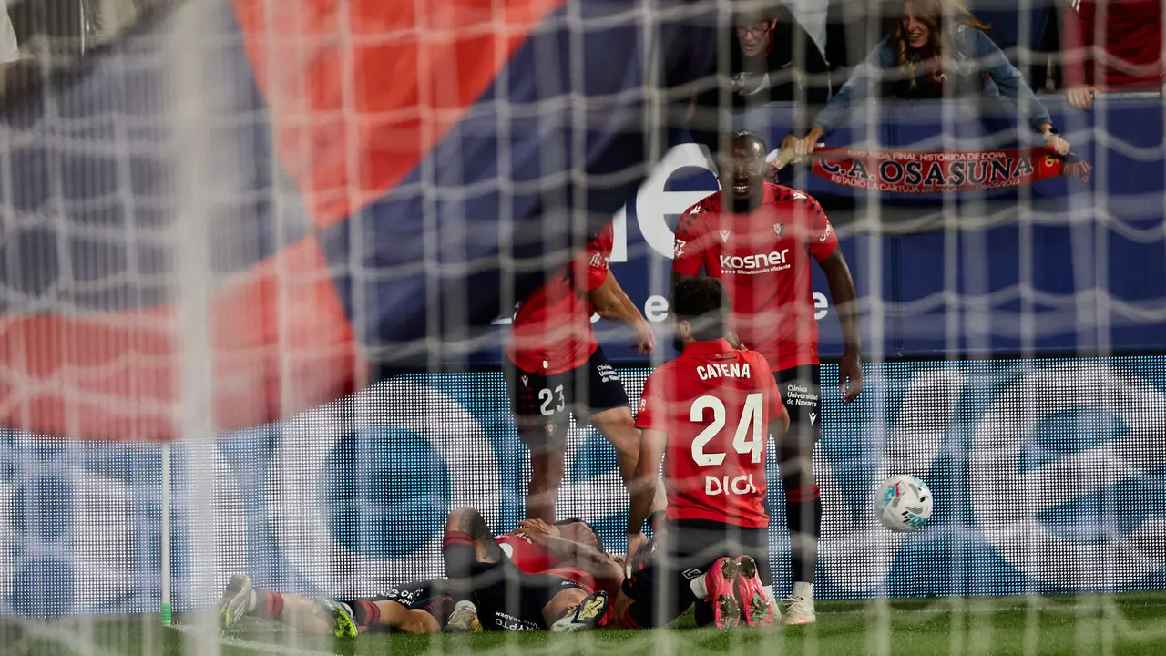 Los jugadores de Osasuna celebran el gol de Alejandro Catena (2-1) durante el partido de La Liga EA Sports entre CA Osasuna y Getafe CF disputado en el estadio de El Sadar en Pamplona. IÑIGO ALZUGARAY