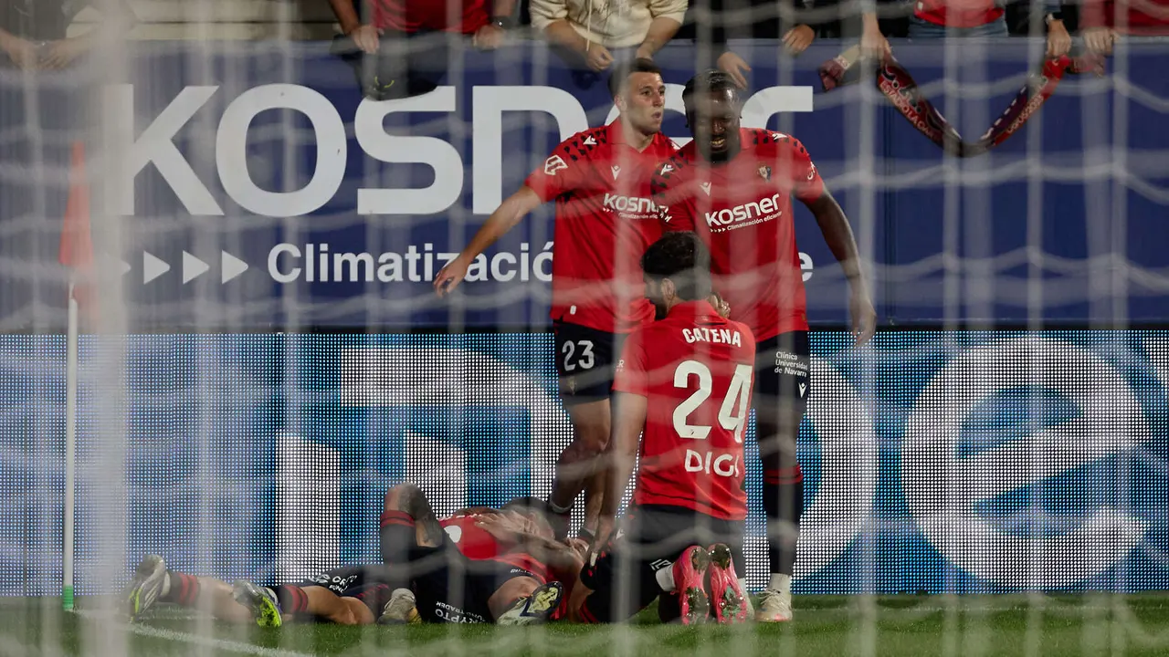 Los jugadores de Osasuna celebran el gol de Alejandro Catena (2-1) durante el partido de La Liga EA Sports entre CA Osasuna y Getafe CF disputado en el estadio de El Sadar en Pamplona. IÑIGO ALZUGARAY