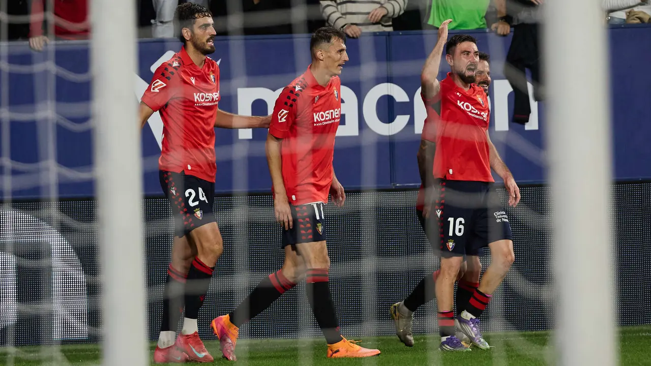 Los jugadores de Osasuna celebran el gol de Alejandro Catena (2-1) durante el partido de La Liga EA Sports entre CA Osasuna y Getafe CF disputado en el estadio de El Sadar en Pamplona. IÑIGO ALZUGARAY