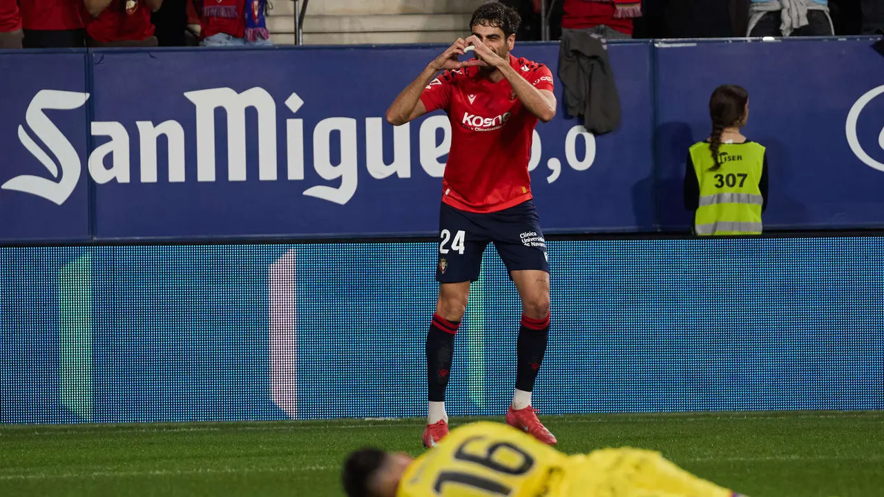 Los jugadores de Osasuna celebran el gol de Alejandro Catena (2-1) durante el partido de La Liga EA Sports entre CA Osasuna y Getafe CF disputado en el estadio de El Sadar en Pamplona. IÑIGO ALZUGARAY