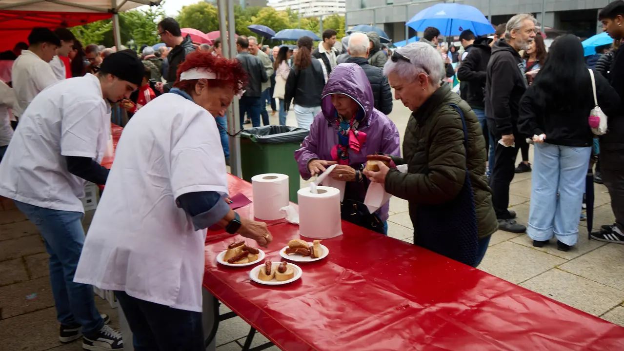 Fiesta de la Txistorra en el barrio de La Milagrosa de Pamplona con la entrega de los premios del XIX Concurso Navarro de Txistorra. IÑIGO ALZUGARAY