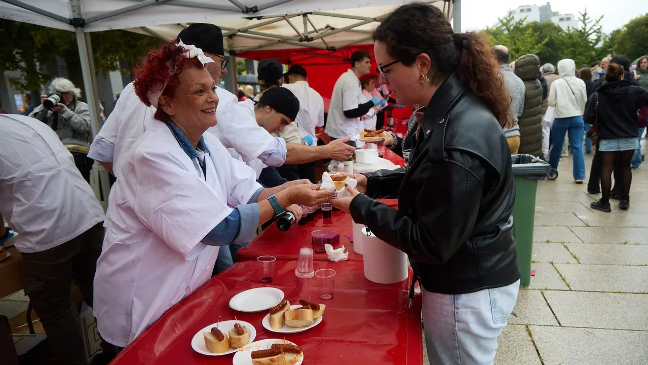 Fiesta de la Txistorra en el barrio de La Milagrosa de Pamplona con la entrega de los premios del XIX Concurso Navarro de Txistorra. IÑIGO ALZUGARAY
