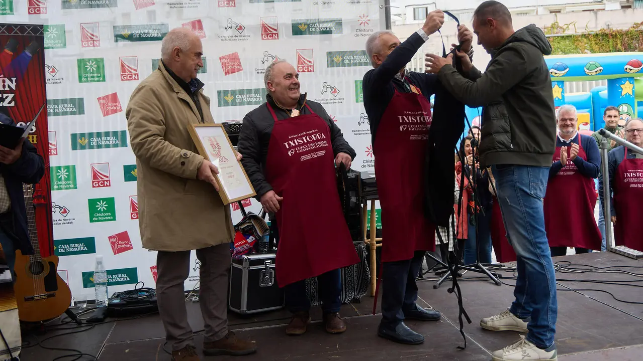 Fiesta de la Txistorra en el barrio de La Milagrosa de Pamplona con la entrega de los premios del XIX Concurso Navarro de Txistorra. IÑIGO ALZUGARAY
