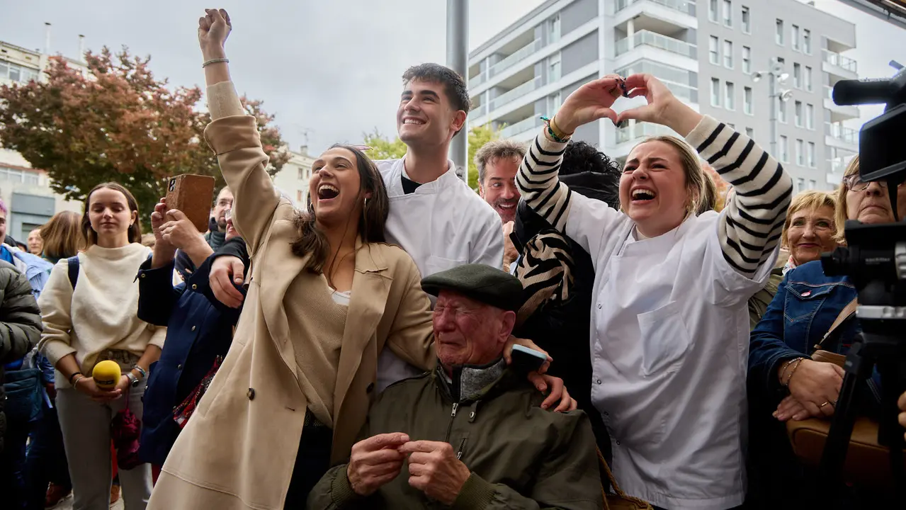 Fiesta de la Txistorra en el barrio de La Milagrosa de Pamplona con la entrega de los premios del XIX Concurso Navarro de Txistorra. IÑIGO ALZUGARAY