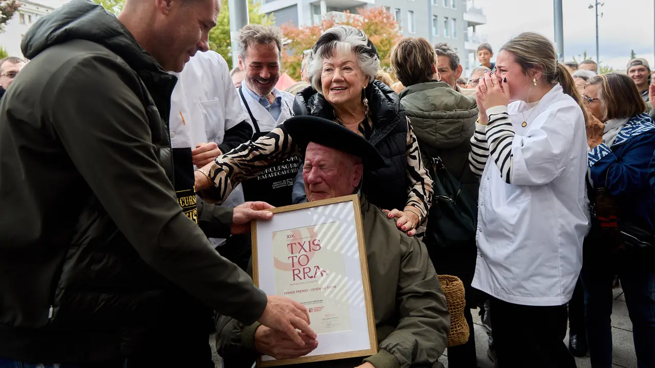 Fiesta de la Txistorra en el barrio de La Milagrosa de Pamplona con la entrega de los premios del XIX Concurso Navarro de Txistorra. IÑIGO ALZUGARAY