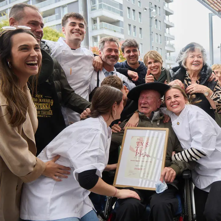 Fiesta de la Txistorra en el barrio de La Milagrosa de Pamplona con la entrega de los premios del XIX Concurso Navarro de Txistorra. IÑIGO ALZUGARAY