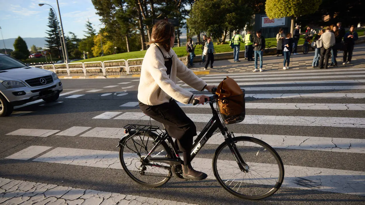 La Gerencia y la Comisión de Urbanismo del Ayuntamiento visitan las obras del proyecto de carril bici y mejora de la movilidad de la calle Irunlarrea que se están ejecutando desde el verano. NAVARRA.COM