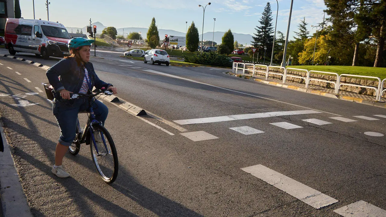 La Gerencia y la Comisión de Urbanismo del Ayuntamiento visitan las obras del proyecto de carril bici y mejora de la movilidad de la calle Irunlarrea que se están ejecutando desde el verano. NAVARRA.COM
