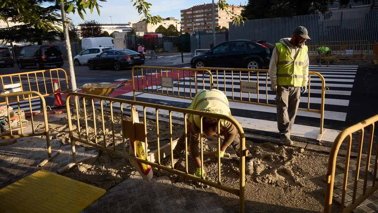 La Gerencia y la Comisión de Urbanismo del Ayuntamiento visitan las obras del proyecto de carril bici y mejora de la movilidad de la calle Irunlarrea que se están ejecutando desde el verano. NAVARRA.COM