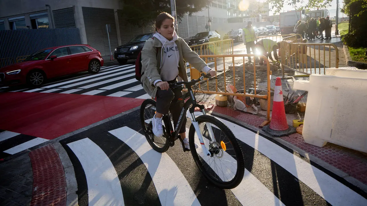 La Gerencia y la Comisión de Urbanismo del Ayuntamiento visitan las obras del proyecto de carril bici y mejora de la movilidad de la calle Irunlarrea que se están ejecutando desde el verano. NAVARRA.COM