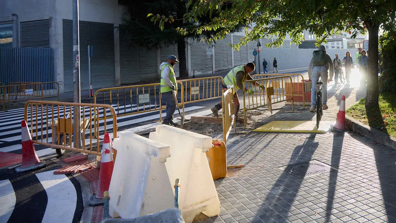 La Gerencia y la Comisión de Urbanismo del Ayuntamiento visitan las obras del proyecto de carril bici y mejora de la movilidad de la calle Irunlarrea que se están ejecutando desde el verano. NAVARRA.COM