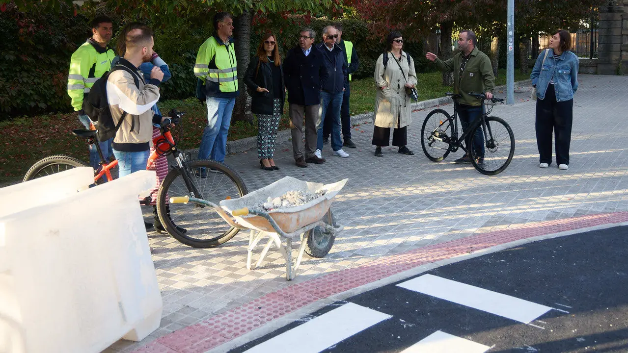 La Gerencia y la Comisión de Urbanismo del Ayuntamiento visitan las obras del proyecto de carril bici y mejora de la movilidad de la calle Irunlarrea que se están ejecutando desde el verano. NAVARRA.COM