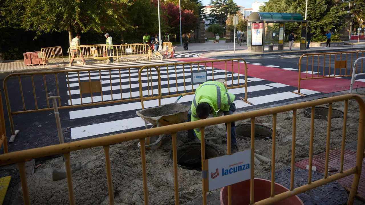 La Gerencia y la Comisión de Urbanismo del Ayuntamiento visitan las obras del proyecto de carril bici y mejora de la movilidad de la calle Irunlarrea que se están ejecutando desde el verano. NAVARRA.COM