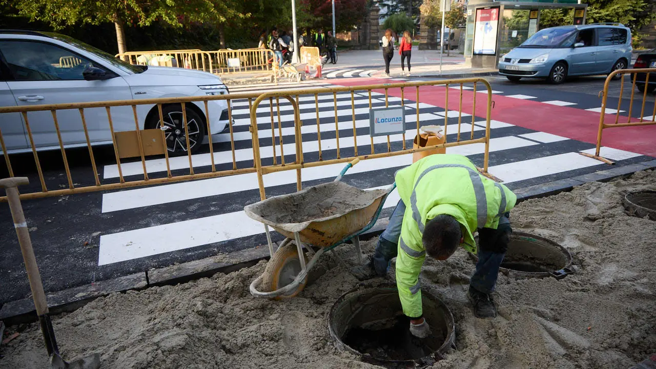 La Gerencia y la Comisión de Urbanismo del Ayuntamiento visitan las obras del proyecto de carril bici y mejora de la movilidad de la calle Irunlarrea que se están ejecutando desde el verano. NAVARRA.COM