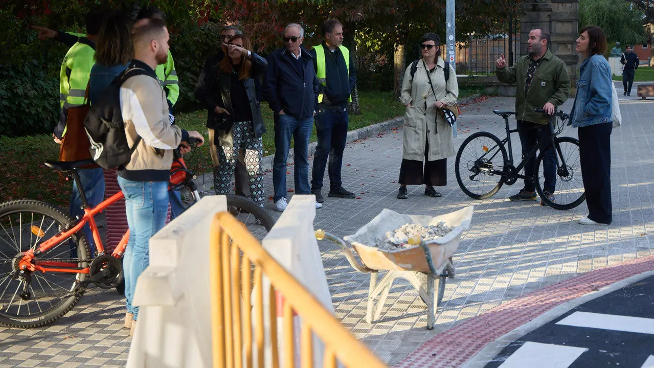 La Gerencia y la Comisión de Urbanismo del Ayuntamiento visitan las obras del proyecto de carril bici y mejora de la movilidad de la calle Irunlarrea que se están ejecutando desde el verano. NAVARRA.COM