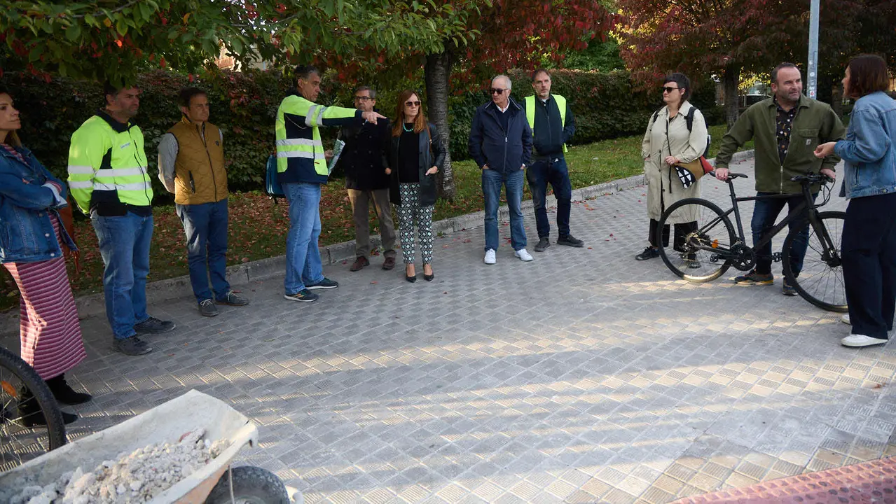 La Gerencia y la Comisión de Urbanismo del Ayuntamiento visitan las obras del proyecto de carril bici y mejora de la movilidad de la calle Irunlarrea que se están ejecutando desde el verano. NAVARRA.COM