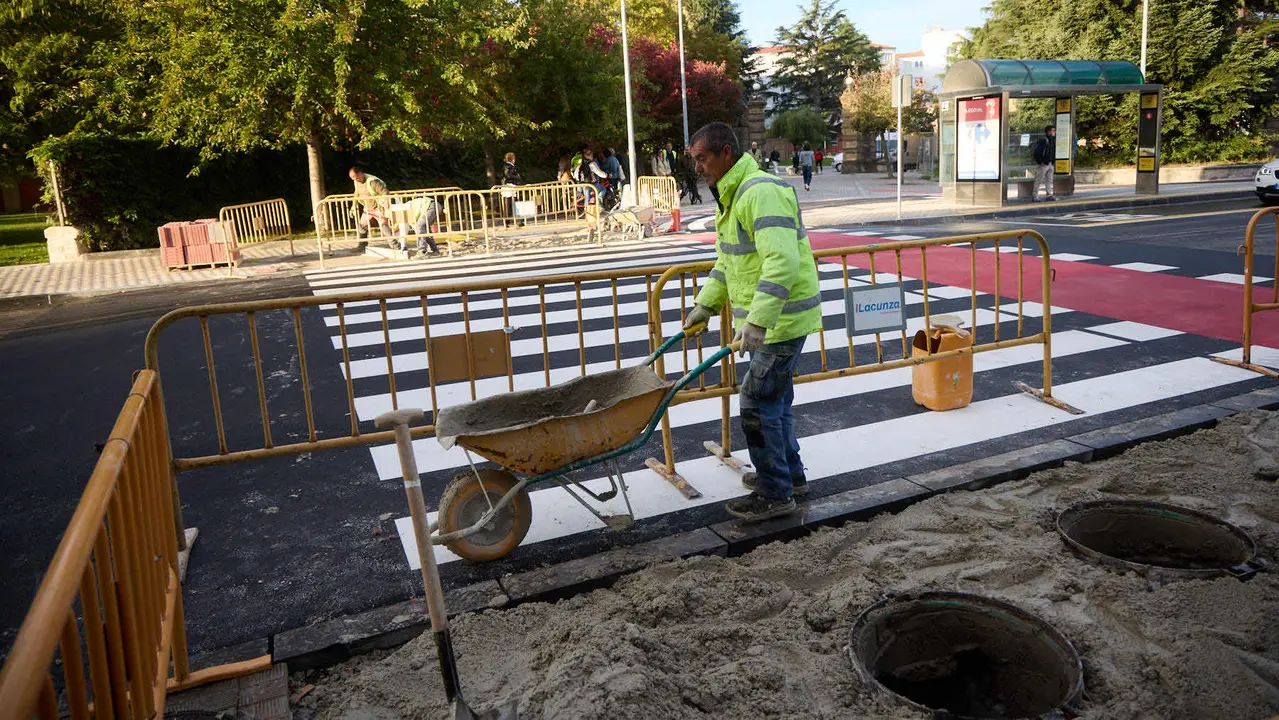 La Gerencia y la Comisión de Urbanismo del Ayuntamiento visitan las obras del proyecto de carril bici y mejora de la movilidad de la calle Irunlarrea que se están ejecutando desde el verano. NAVARRA.COM