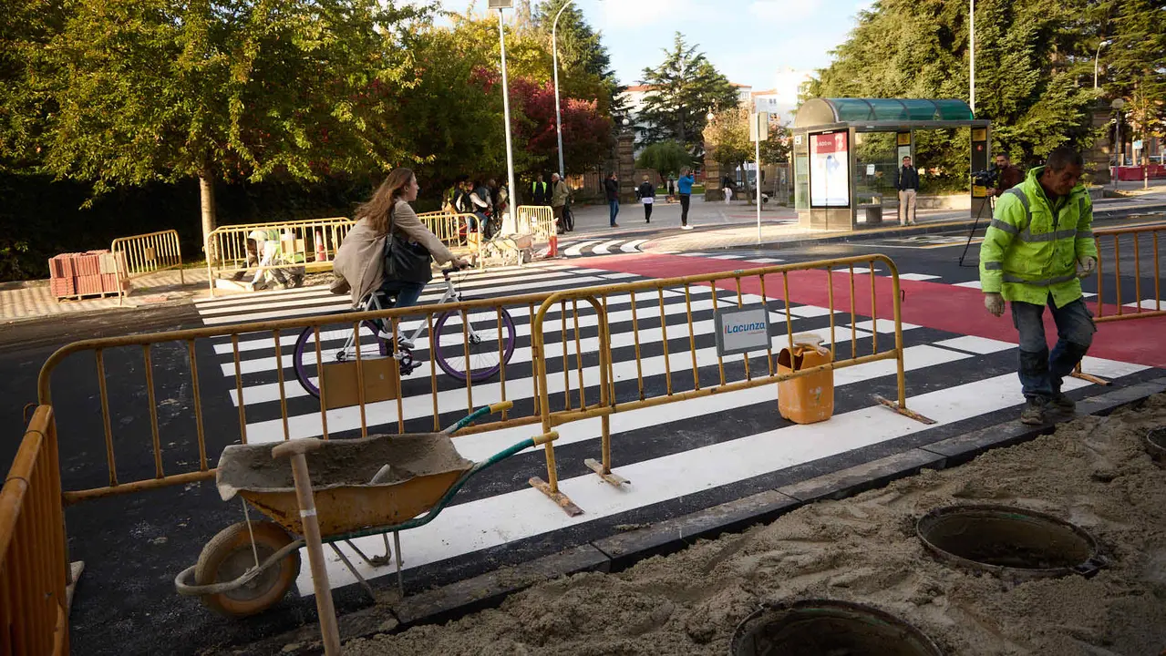 La Gerencia y la Comisión de Urbanismo del Ayuntamiento visitan las obras del proyecto de carril bici y mejora de la movilidad de la calle Irunlarrea que se están ejecutando desde el verano. NAVARRA.COM