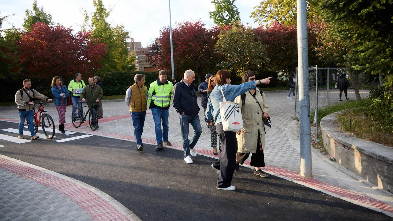 La Gerencia y la Comisión de Urbanismo del Ayuntamiento visitan las obras del proyecto de carril bici y mejora de la movilidad de la calle Irunlarrea que se están ejecutando desde el verano. NAVARRA.COM
