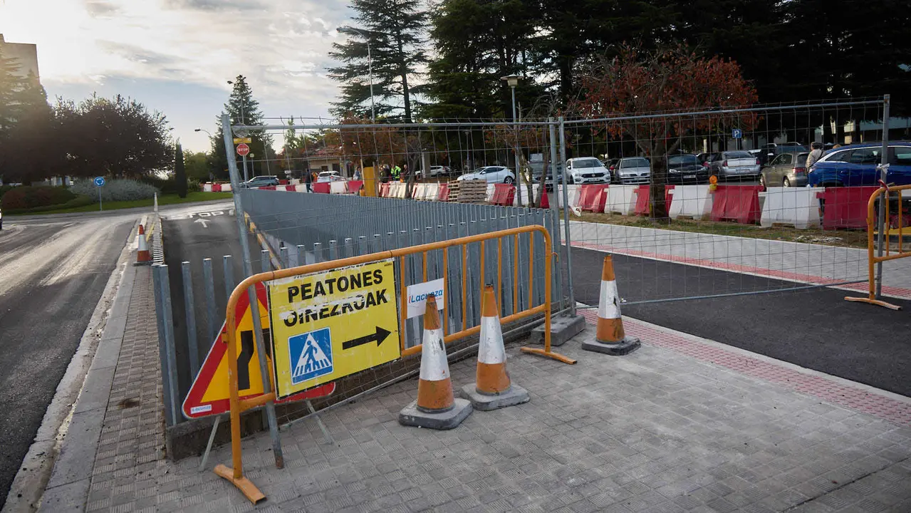 La Gerencia y la Comisión de Urbanismo del Ayuntamiento visitan las obras del proyecto de carril bici y mejora de la movilidad de la calle Irunlarrea que se están ejecutando desde el verano. NAVARRA.COM