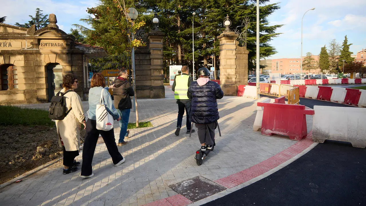 La Gerencia y la Comisión de Urbanismo del Ayuntamiento visitan las obras del proyecto de carril bici y mejora de la movilidad de la calle Irunlarrea que se están ejecutando desde el verano. NAVARRA.COM