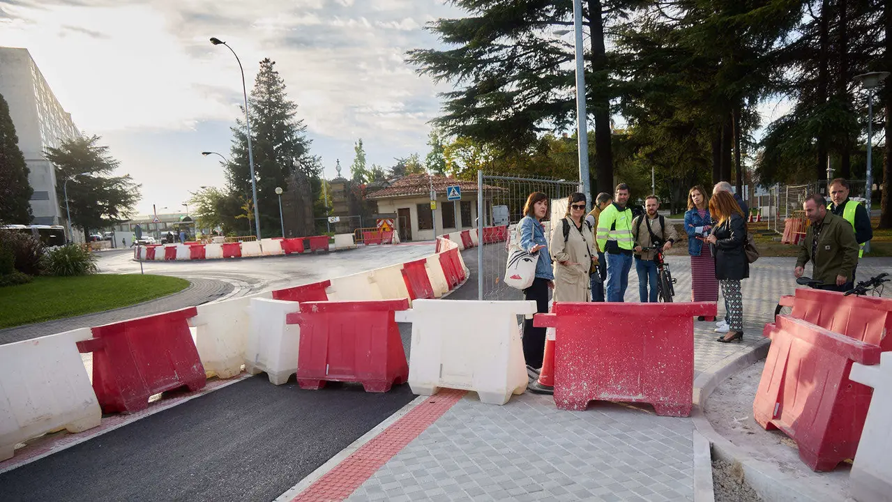 La Gerencia y la Comisión de Urbanismo del Ayuntamiento visitan las obras del proyecto de carril bici y mejora de la movilidad de la calle Irunlarrea que se están ejecutando desde el verano. NAVARRA.COM