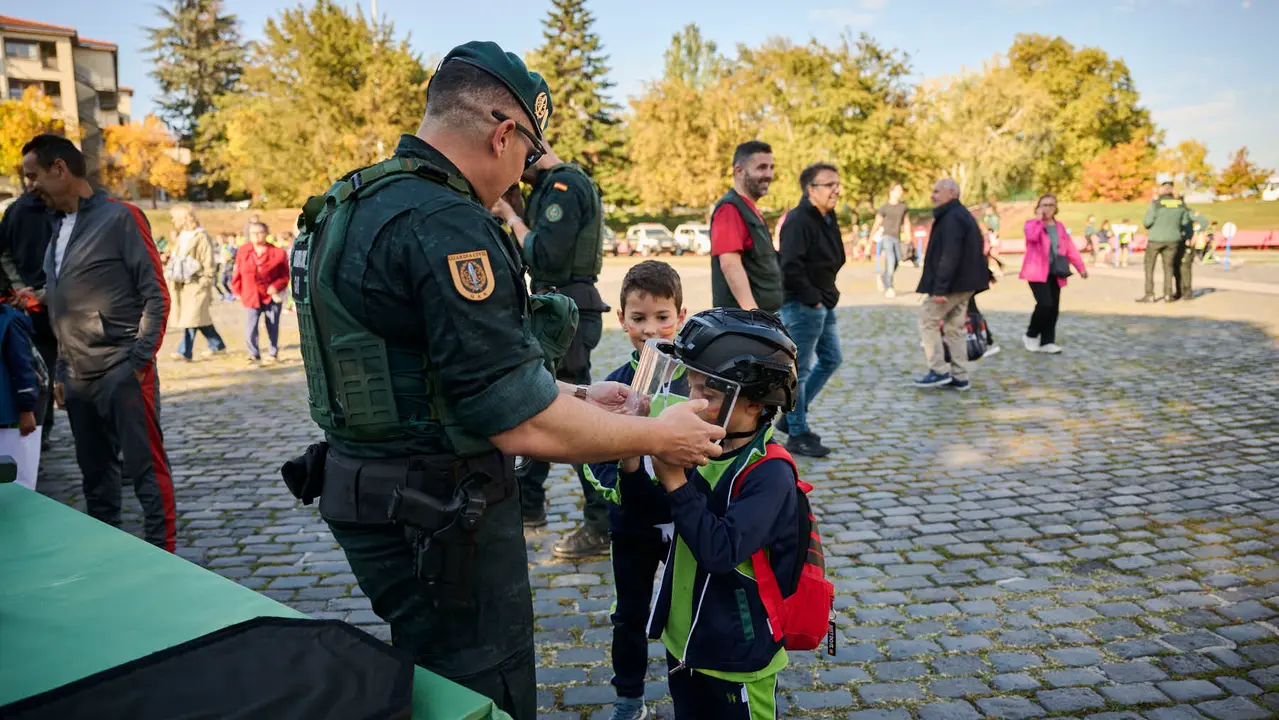 La Guardia Civil realiza una exposición de medios en el marco de la celebración de su patrona. PABLO LASAOSA