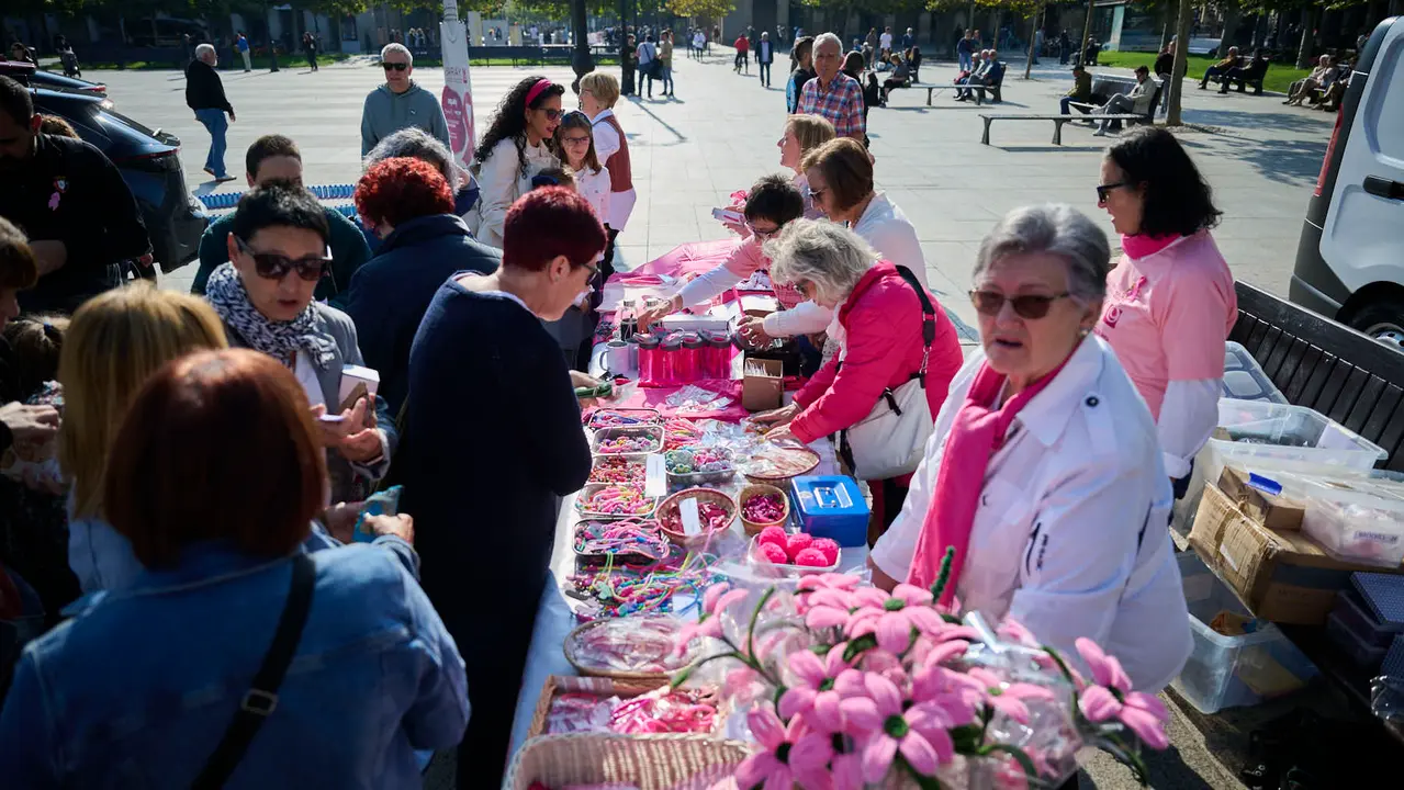 Saray celebra el Día Internacional del Cáncer de Mama en Pamplona. PABLO LASAOSA