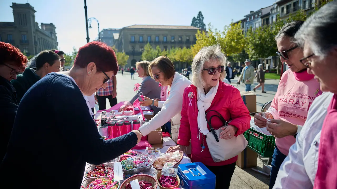 Saray celebra el Día Internacional del Cáncer de Mama en Pamplona. PABLO LASAOSA