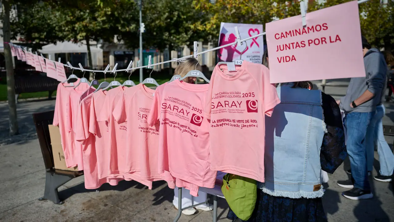 Saray celebra el Día Internacional del Cáncer de Mama en Pamplona. PABLO LASAOSA