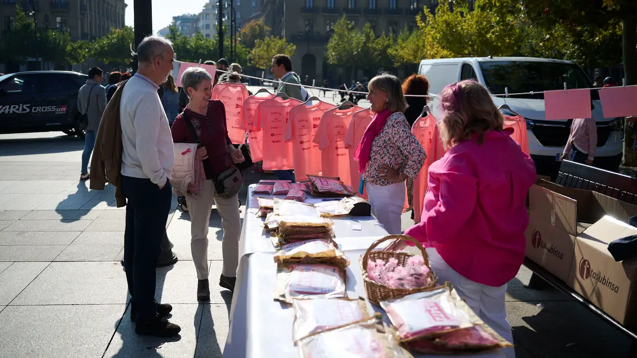 Saray celebra el Día Internacional del Cáncer de Mama en Pamplona. PABLO LASAOSA