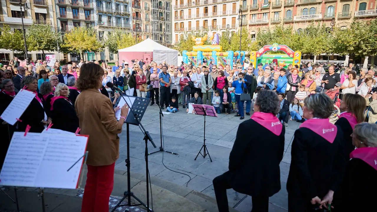 Saray celebra el Día Internacional del Cáncer de Mama en Pamplona. PABLO LASAOSA