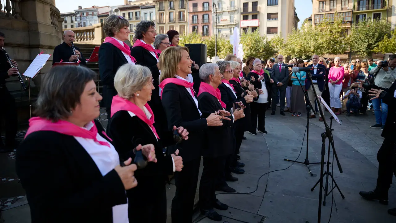 Saray celebra el Día Internacional del Cáncer de Mama en Pamplona. PABLO LASAOSA