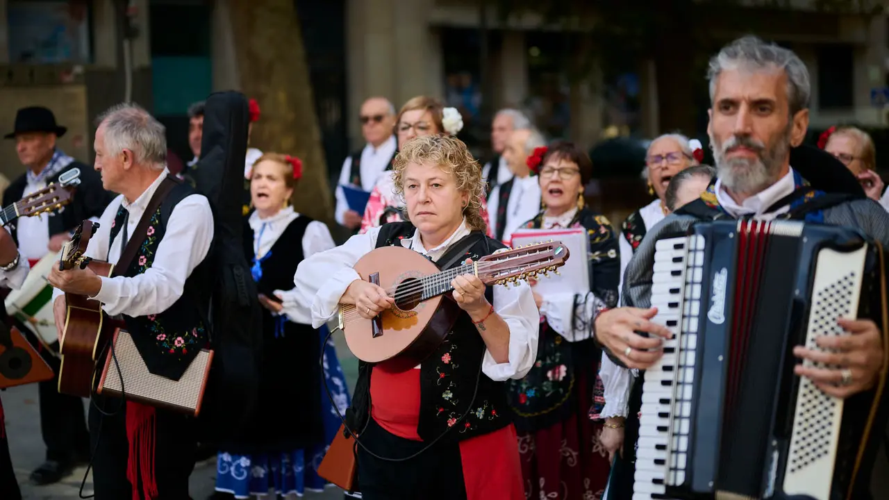 Las Casas Regionales realizan bailes y desfiles por el centro de Pamplona. PABLO LASAOSA