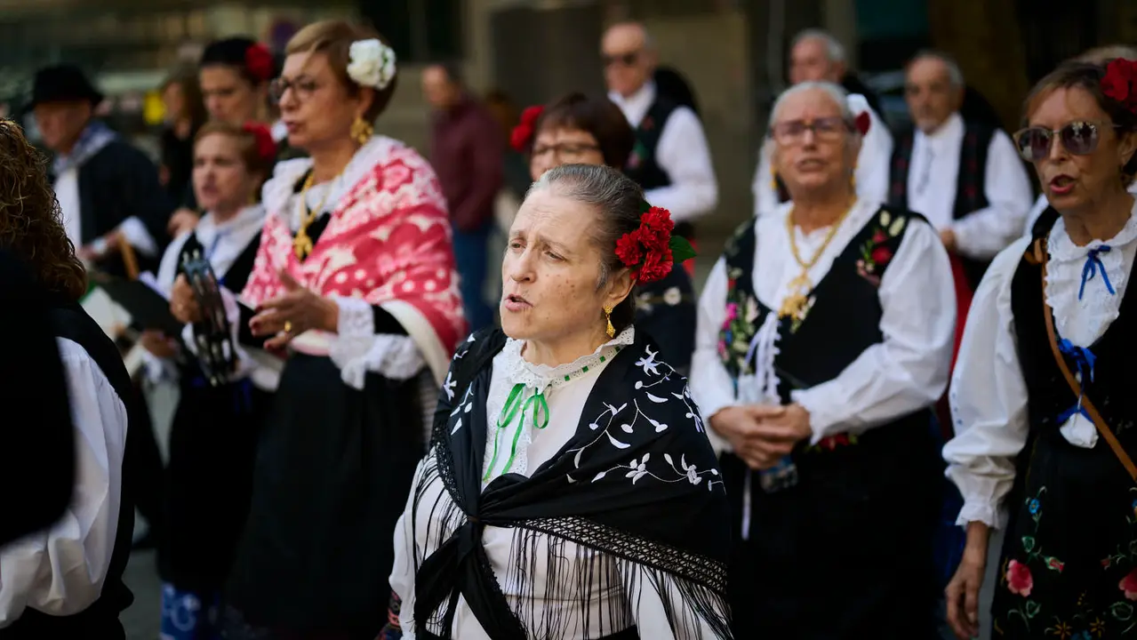 Las Casas Regionales realizan bailes y desfiles por el centro de Pamplona. PABLO LASAOSA