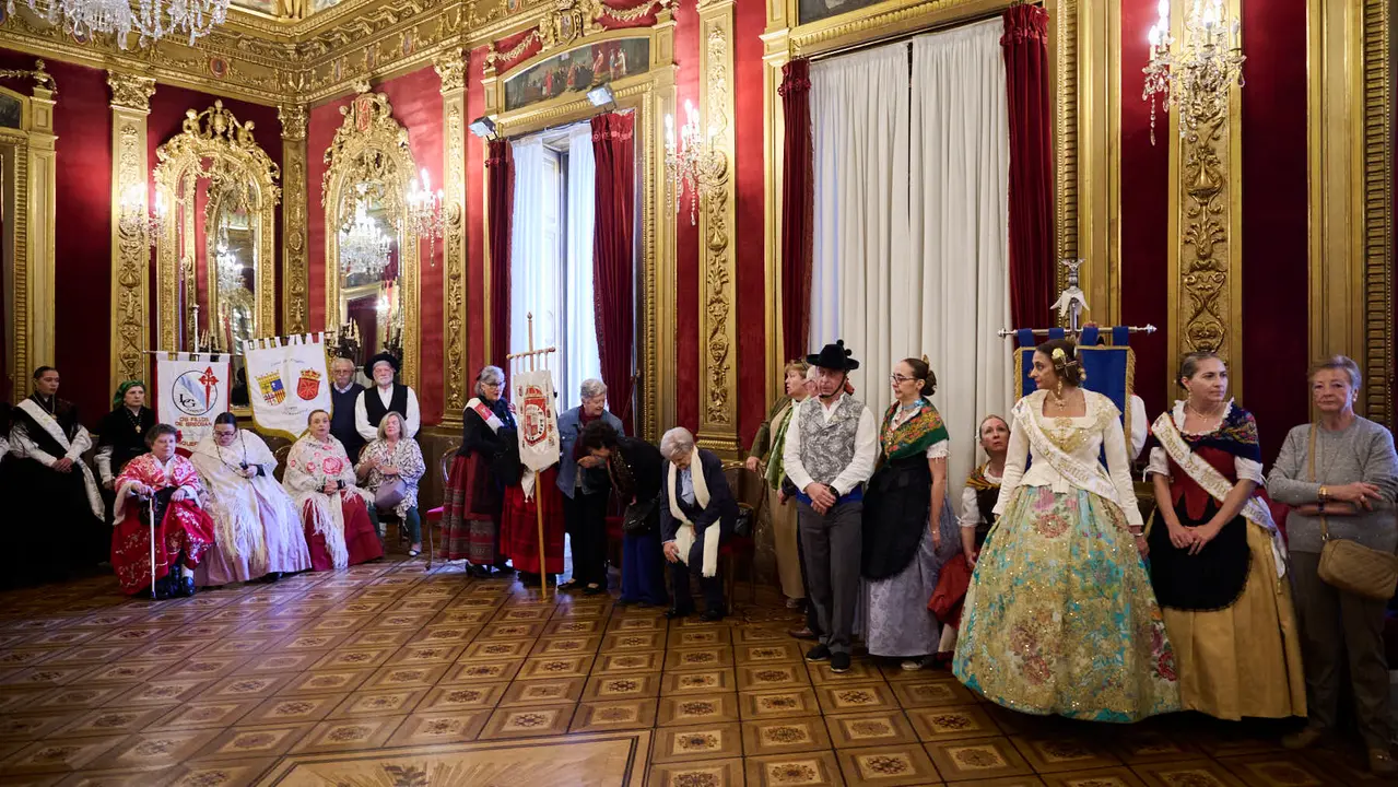 Las Casas Regionales realizan bailes y desfiles por el centro de Pamplona. PABLO LASAOSA