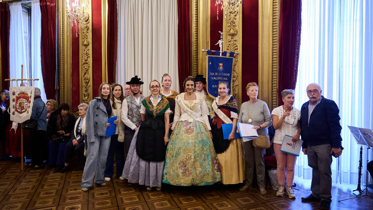 Las Casas Regionales realizan bailes y desfiles por el centro de Pamplona. PABLO LASAOSA