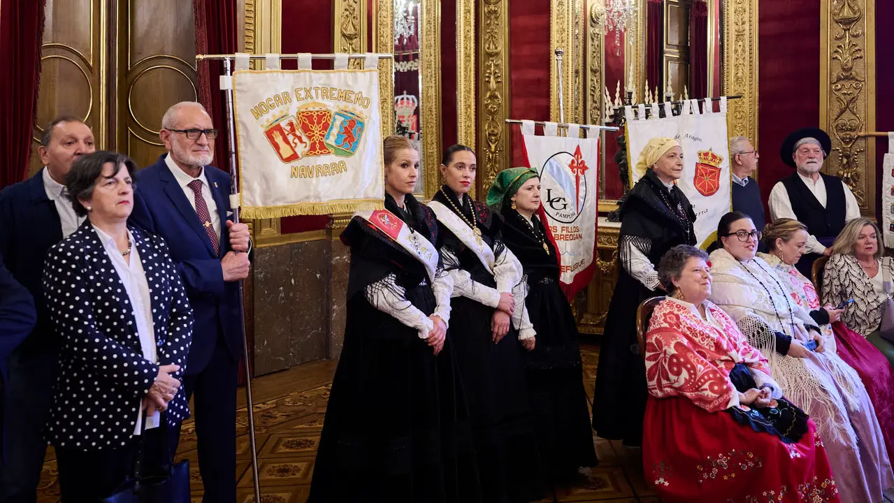 Las Casas Regionales realizan bailes y desfiles por el centro de Pamplona. PABLO LASAOSA