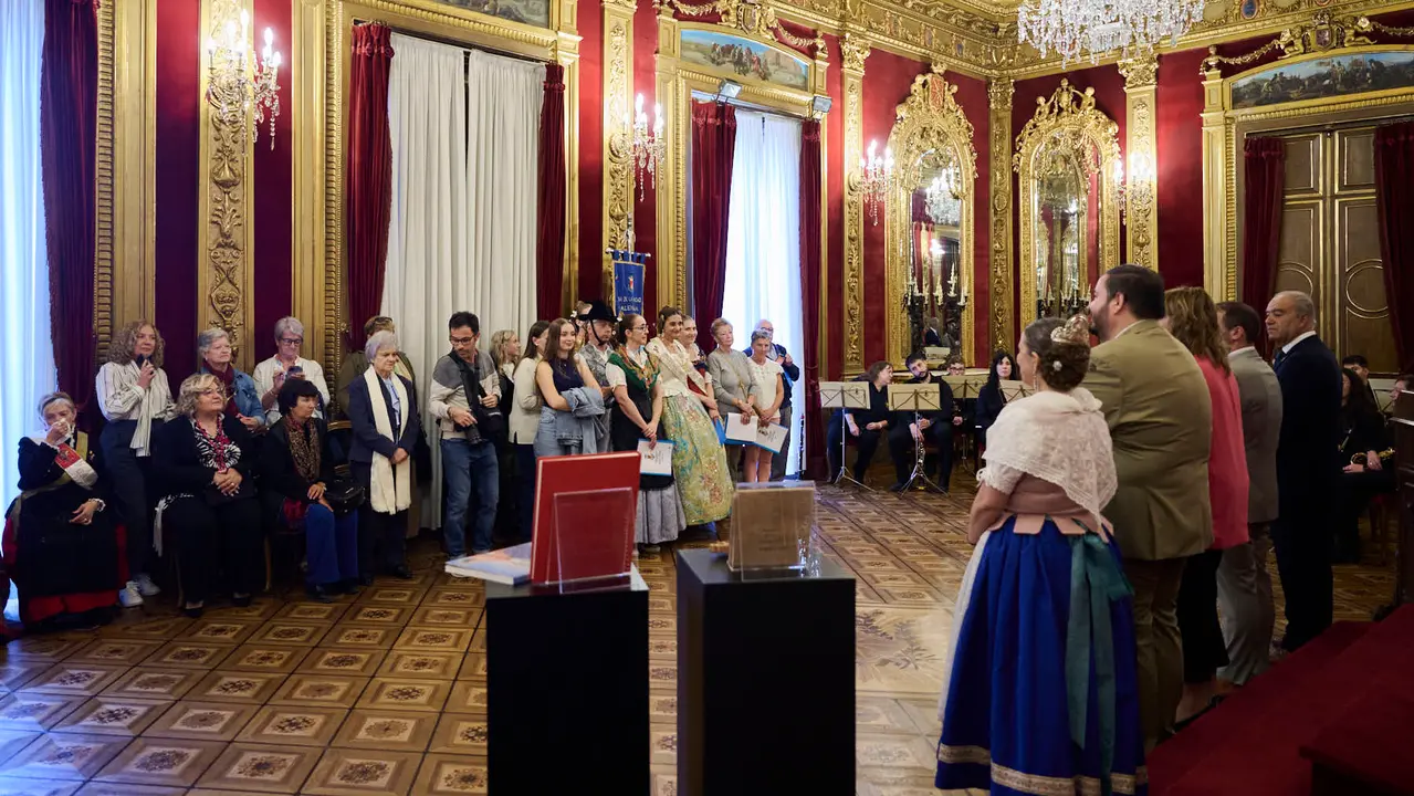 Las Casas Regionales realizan bailes y desfiles por el centro de Pamplona. PABLO LASAOSA