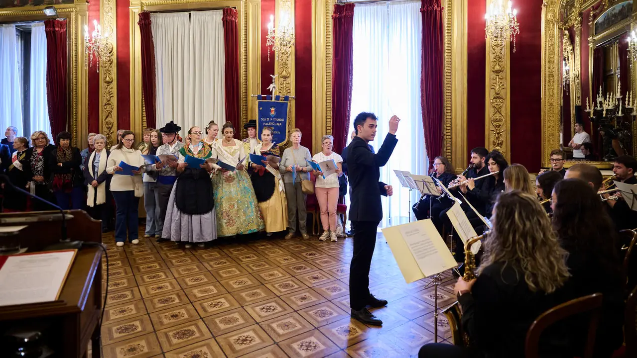 Las Casas Regionales realizan bailes y desfiles por el centro de Pamplona. PABLO LASAOSA