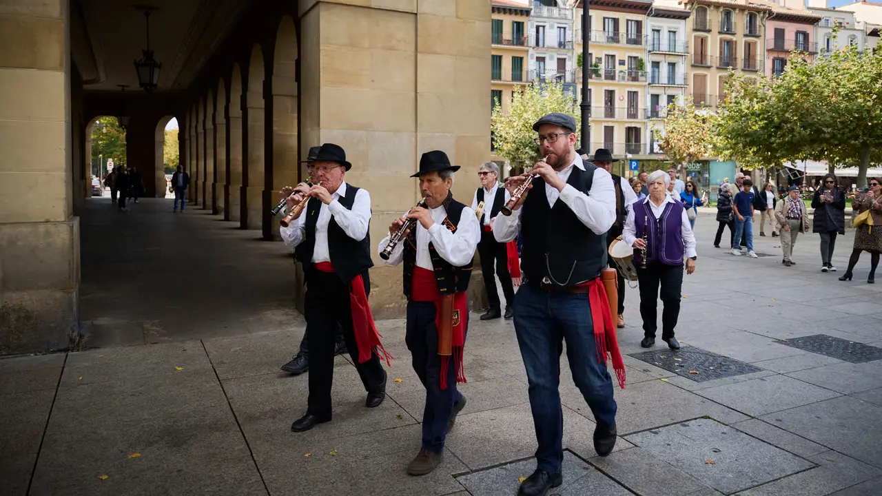 Las Casas Regionales realizan bailes y desfiles por el centro de Pamplona. PABLO LASAOSA
