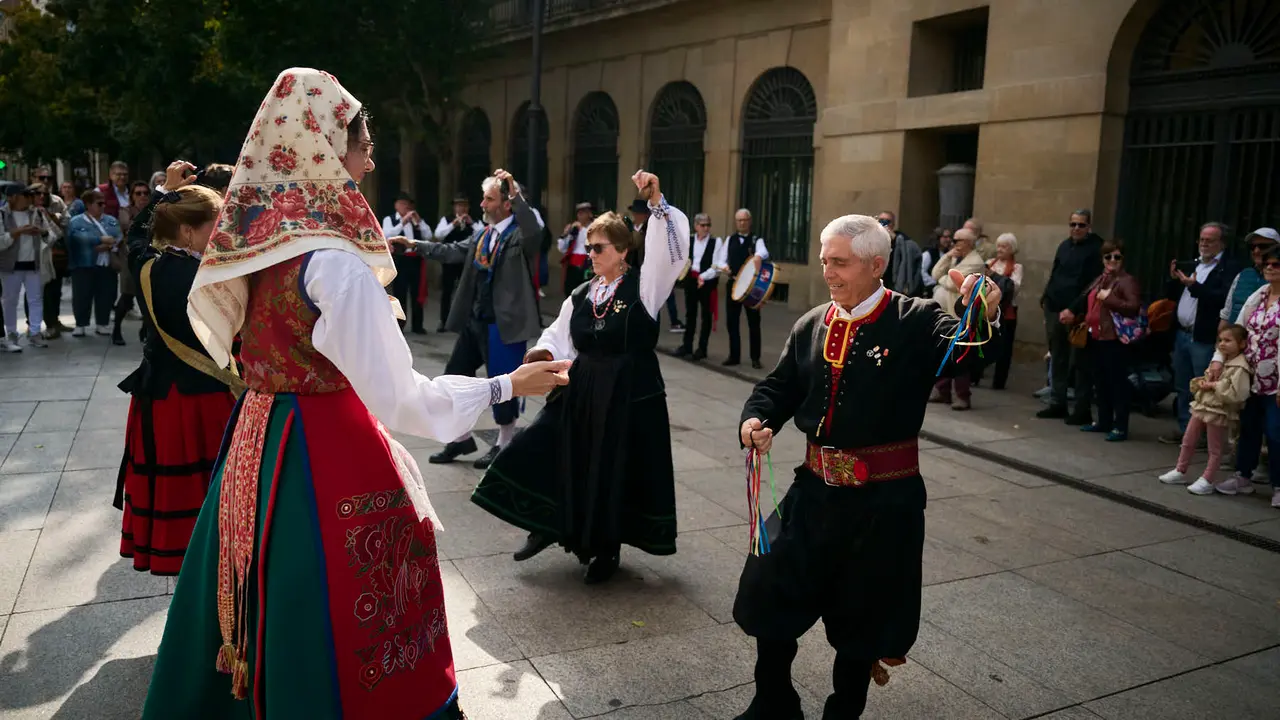 Las Casas Regionales realizan bailes y desfiles por el centro de Pamplona. PABLO LASAOSA