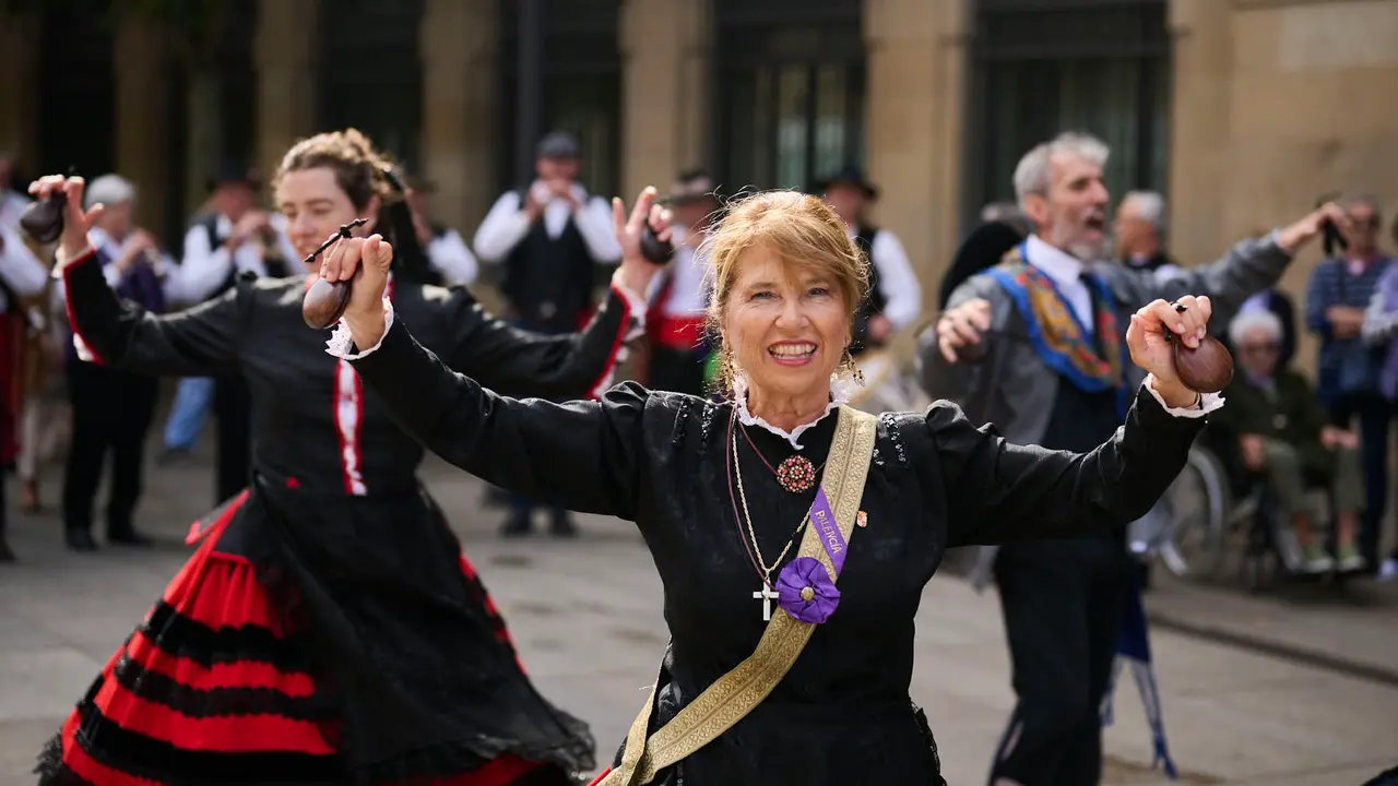 Las Casas Regionales realizan bailes y desfiles por el centro de Pamplona. PABLO LASAOSA